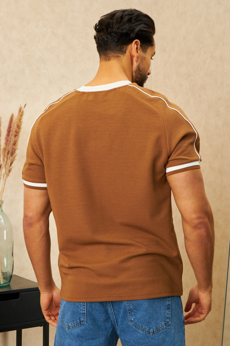 T-shirt marron à col blanc