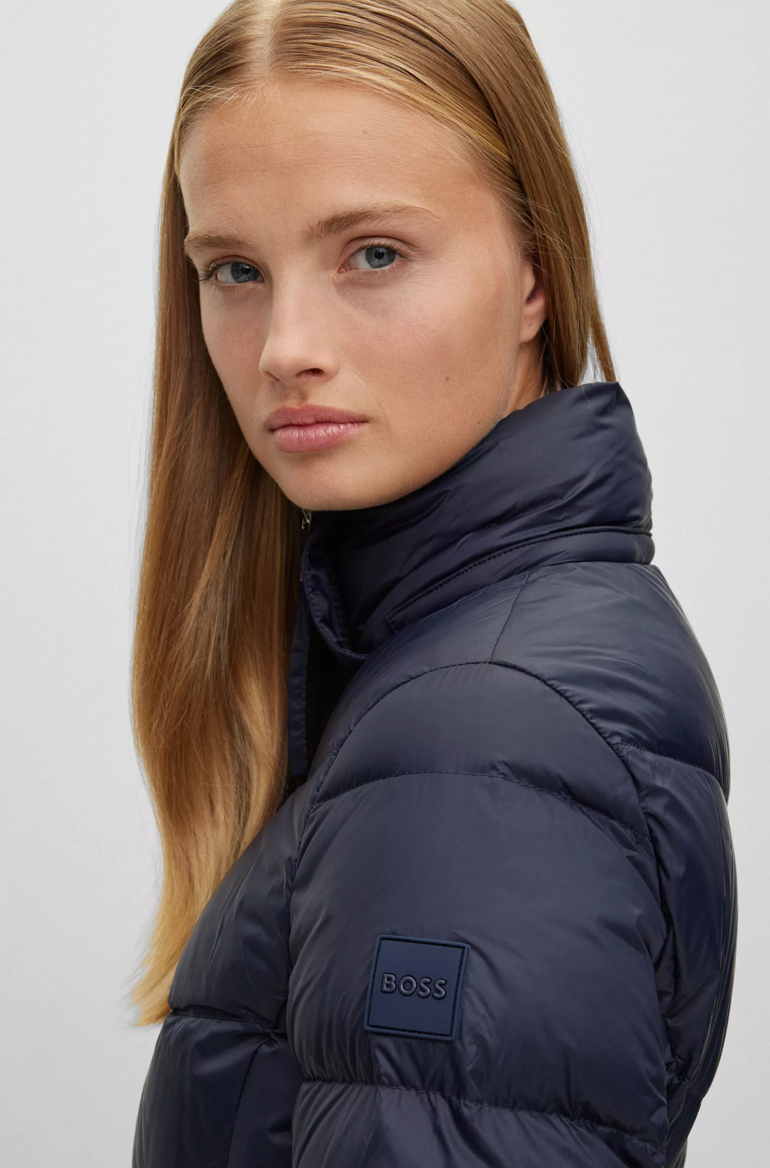 Jaqueta puffer BOSS preta, corte slim, em tecido repelente à água.