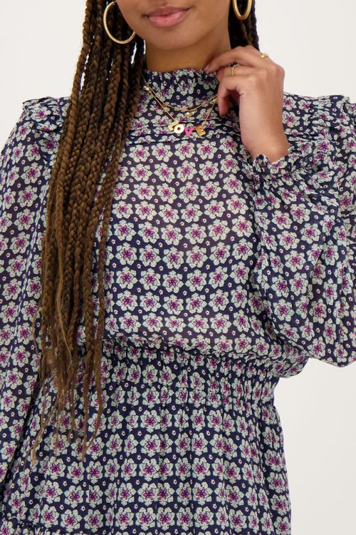 Donkerblauwe jurk met ruffles en bloemenprint