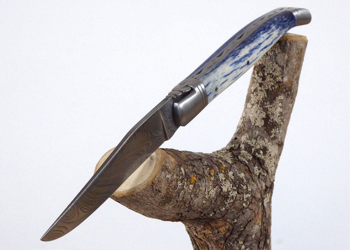 Couteau Laguiole avec un manche en Os de girafe teinté bleu