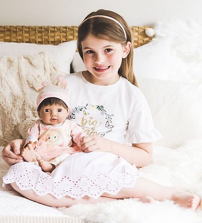 Tiny Treasures Puppe m. Dunkles Haar - Giraffe Outfit
