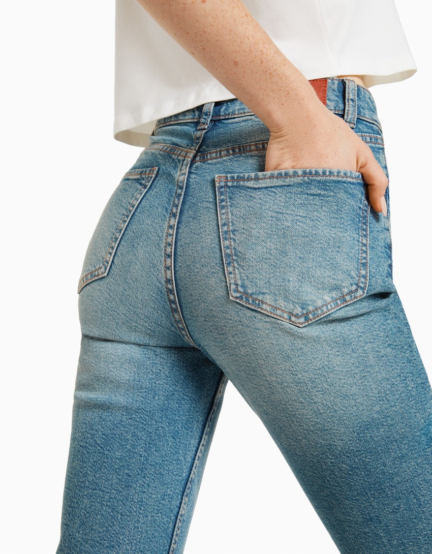 Calça jeans cropped boca de sino