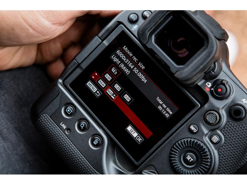 Canon Fotokamera EOS R3 Body Blitzschnelle Systemkamera zum Fotografieren und Filmen