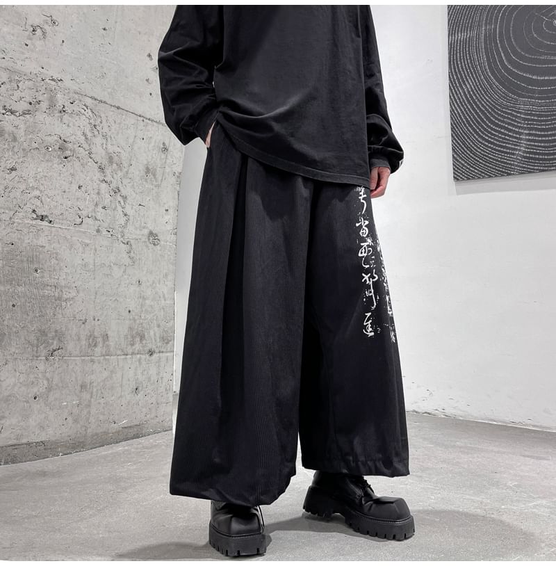 Patow - Middelhoge, wijde broek met Chinese karakterprint