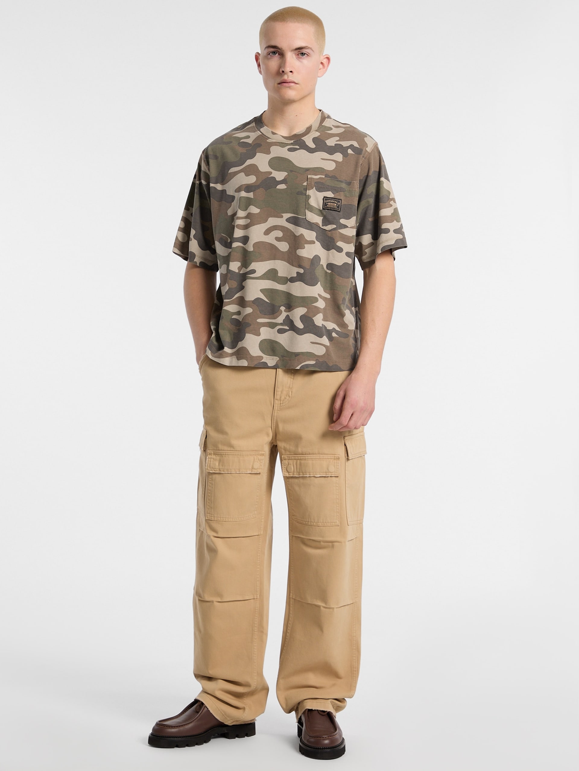 Camiseta GUESS Originals Eco Boxy Camo com Bolso