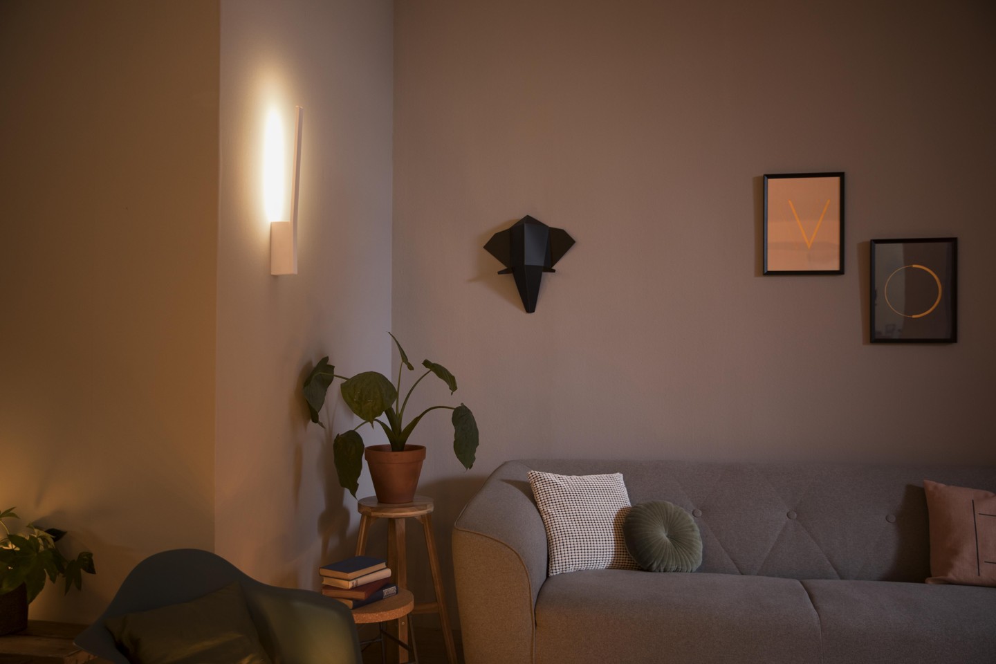 Philips Hue - Liane Wall Light Black - White & Color Ambiance - White