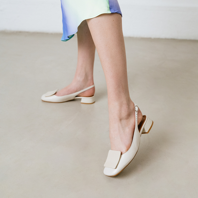 Ballerines slingback à bouts carrés  en vernis plissé écru