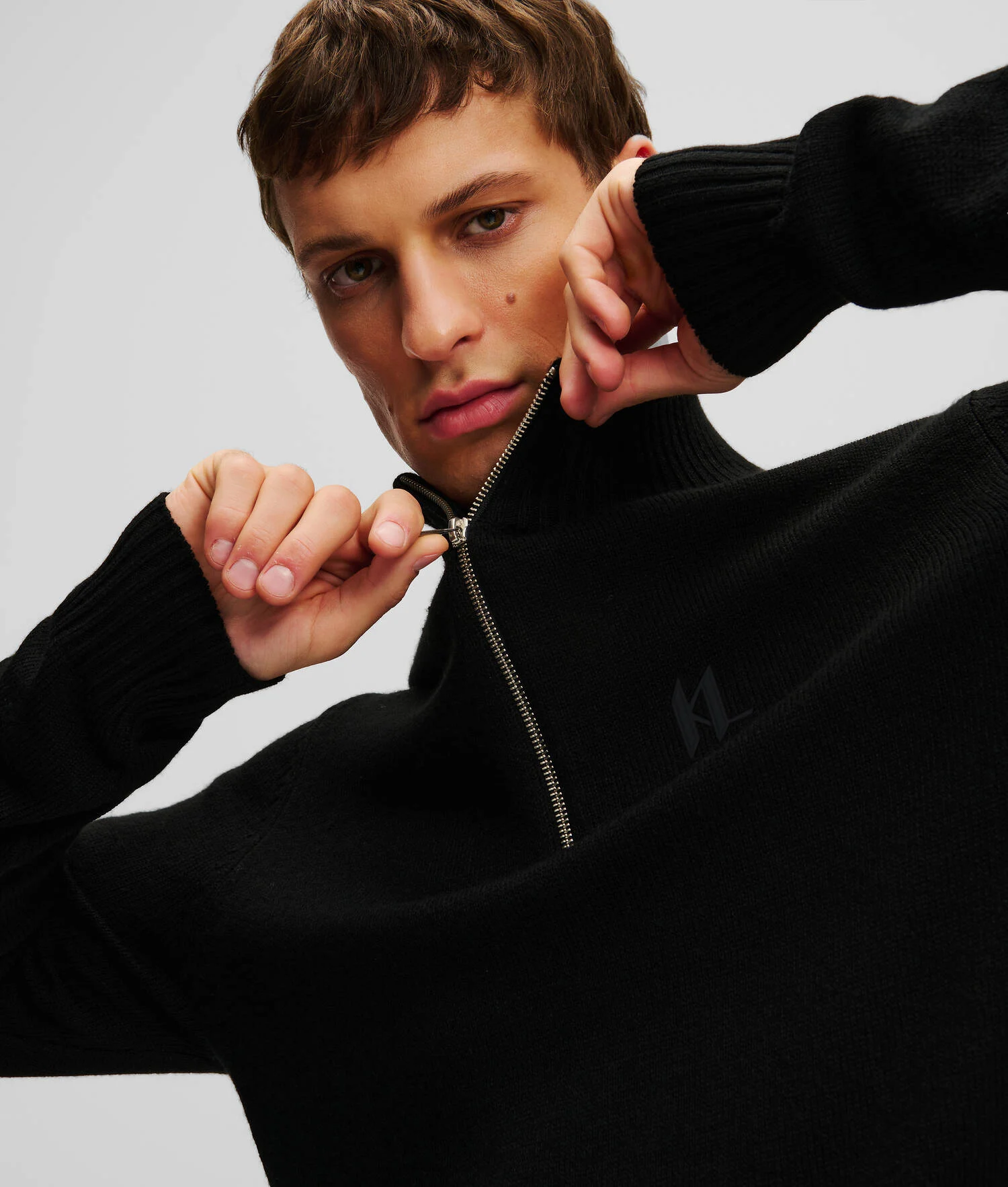 PULL À COL ROULÉ AVEC DEMI-ZIP