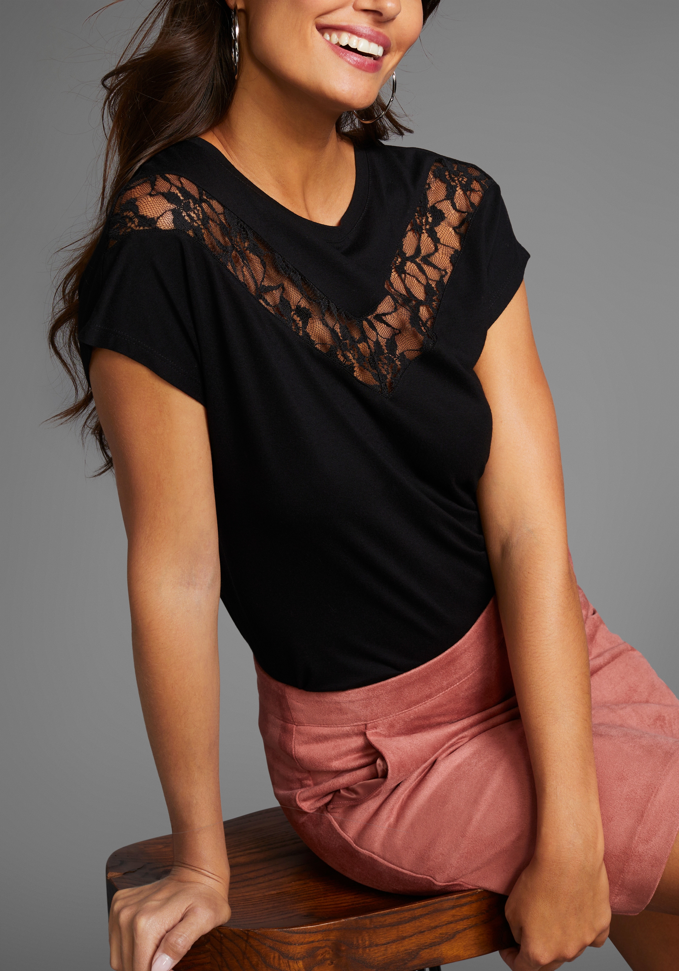 Laura Scott Rundhalsshirt , angeschnittene Kurzarmärmel,  figurumspielende Passform