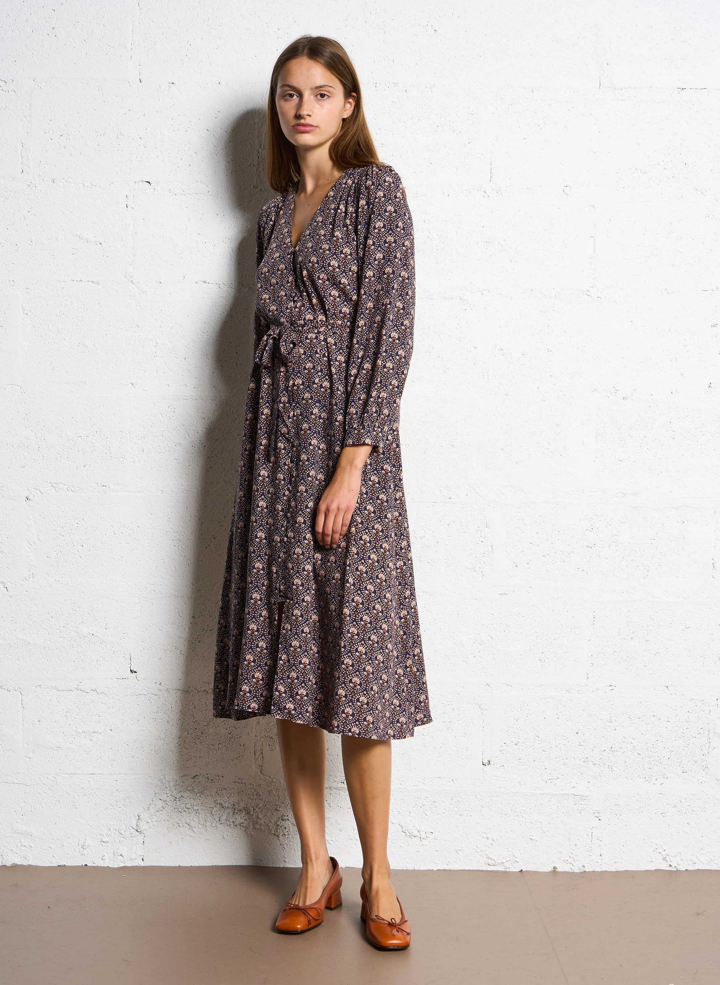 RAVENA - Robe midi col V imprimé | Multicolore