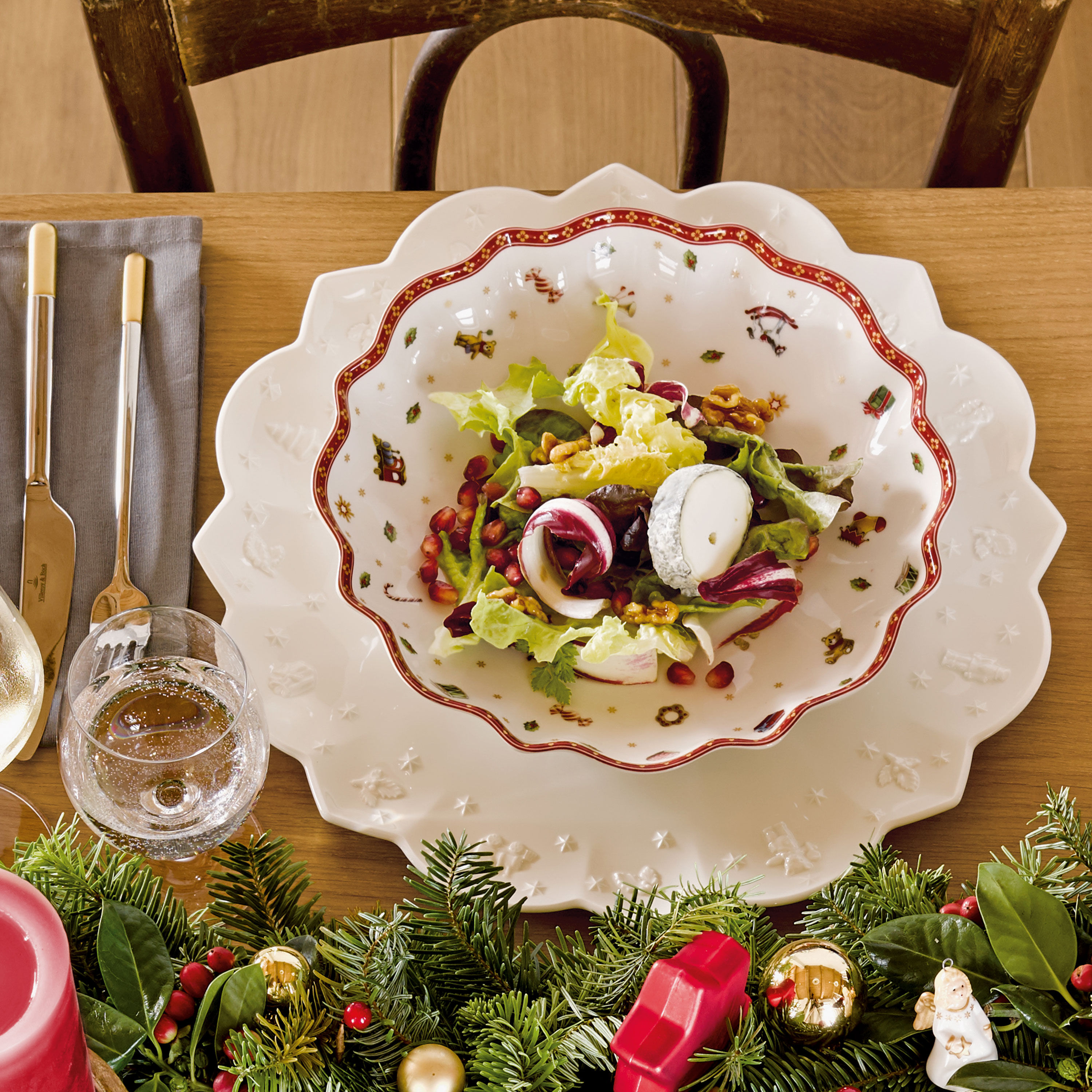 Toy's Delight Centerpiece bowl Red, 17 oz, Premium Porcelain