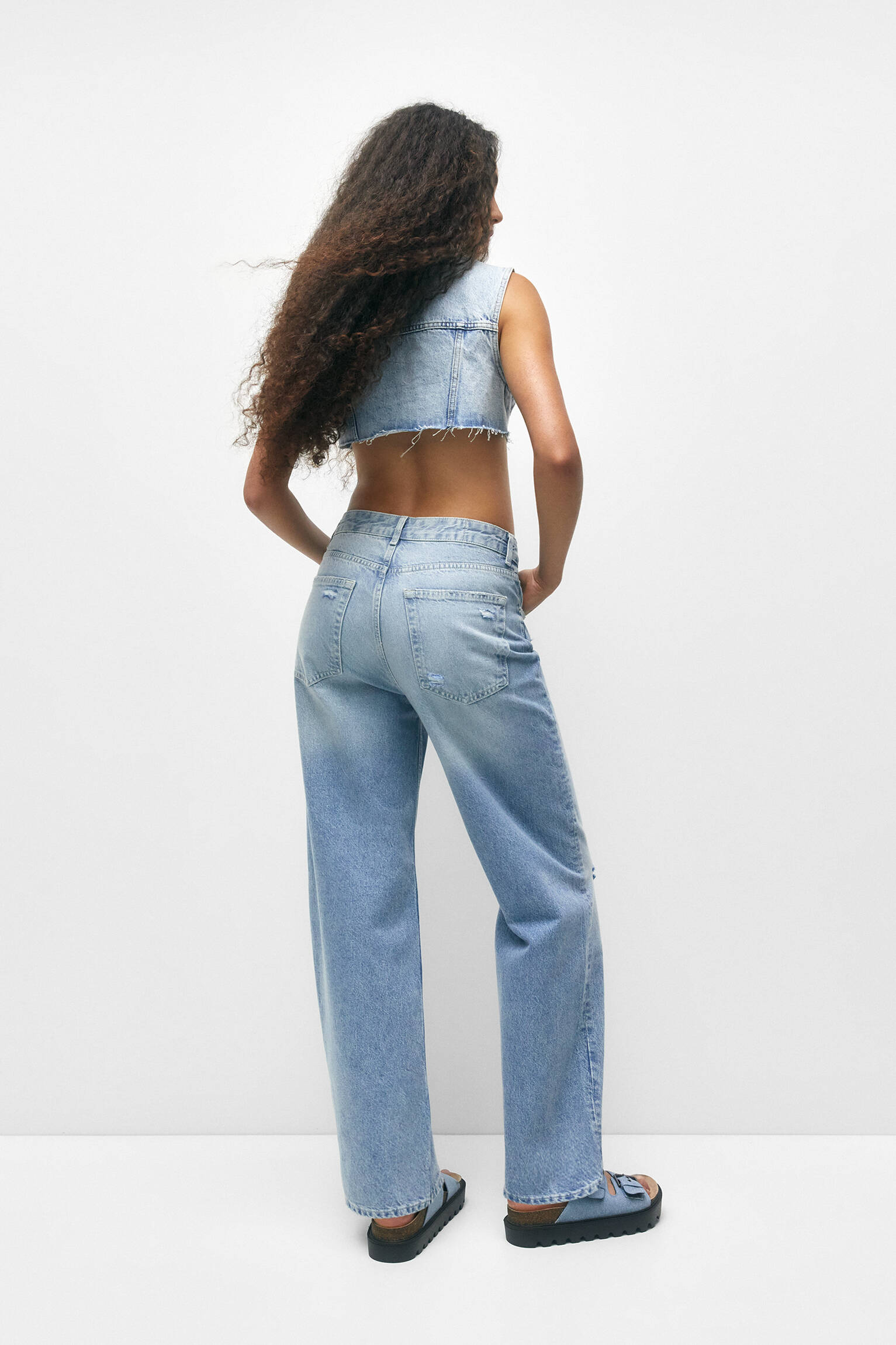 Calça jeans folgada de cintura alta e rasgada - azul médio
