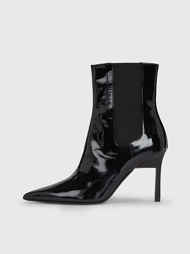Botas de cano curto em verniz com salto agulha.