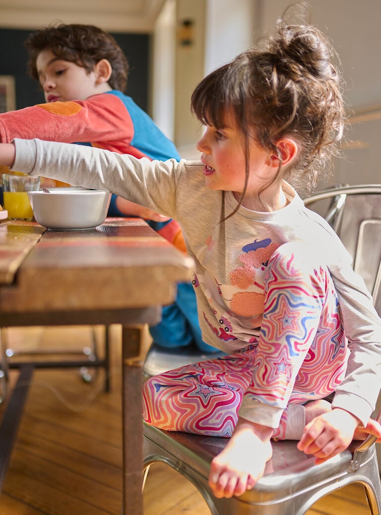 Pyjama gris chiné et rose à motifs chien sur patins à roulettes fille