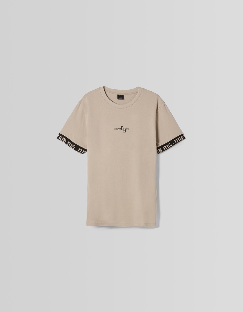 Camiseta de manga curta com modelagem justa e detalhe listrado.