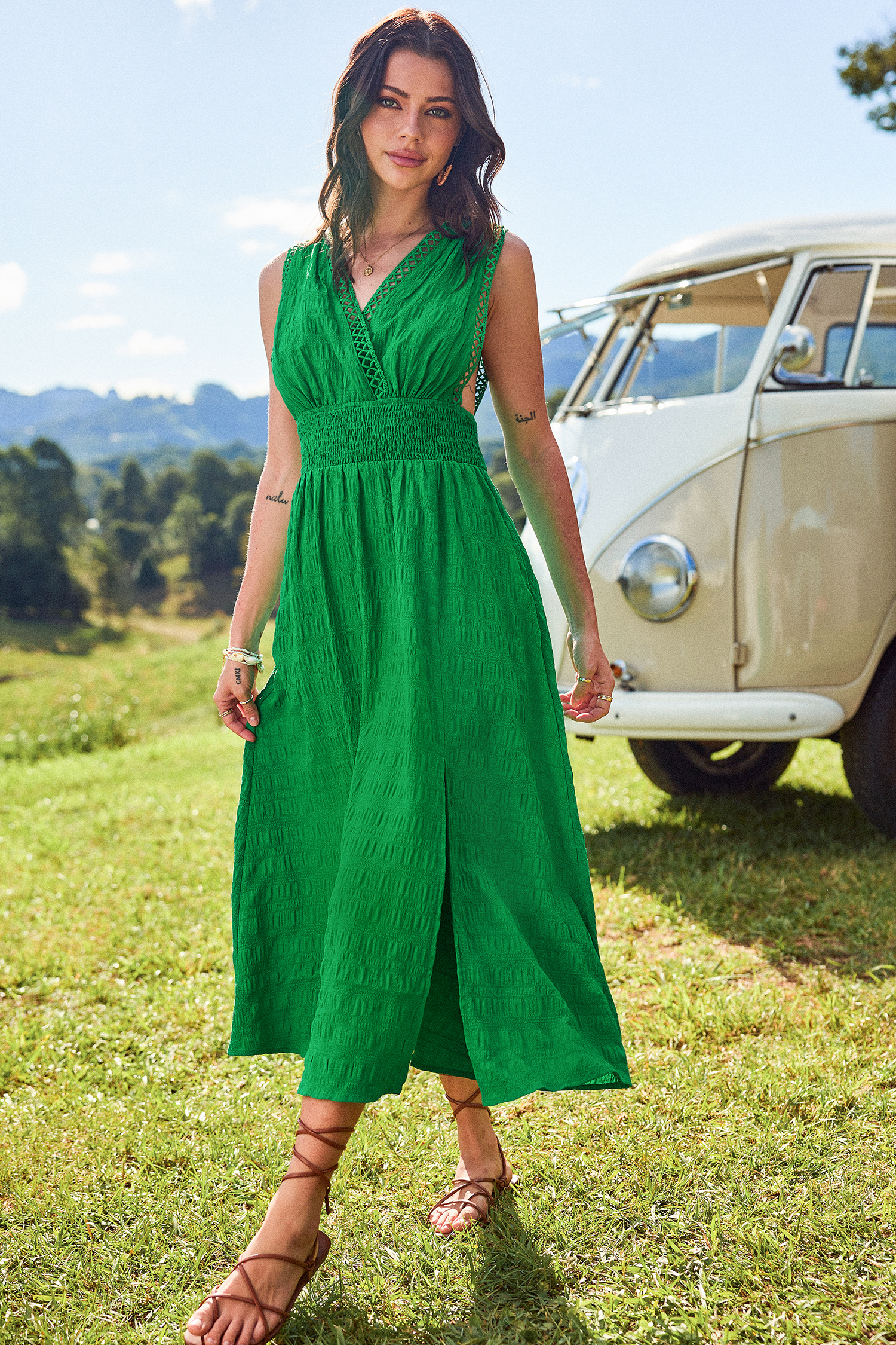 Robe midi sans manches avec bordures à hachures croisées verte