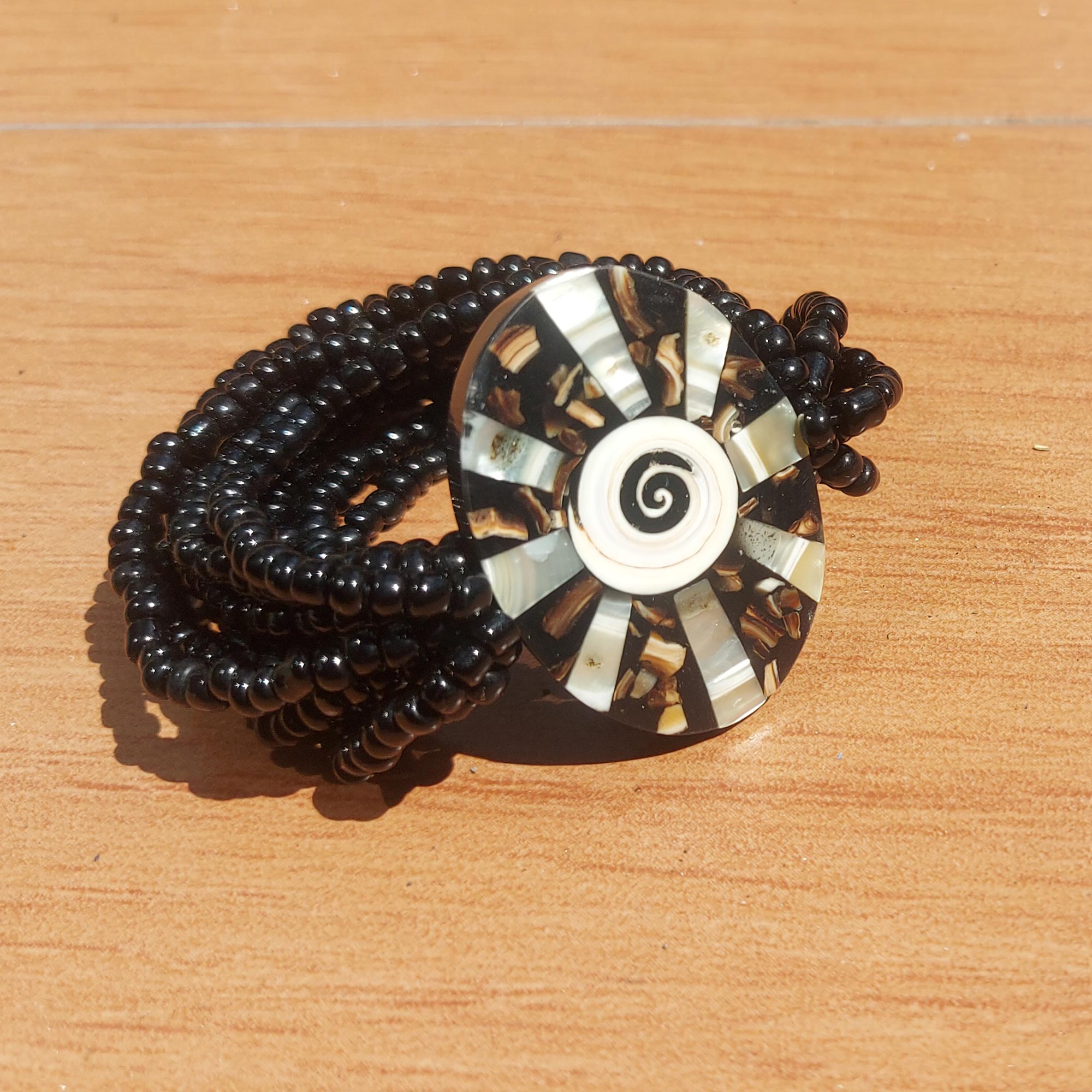 Armband mit Muschel-Emblem, schwarz, braun günstig bestellen