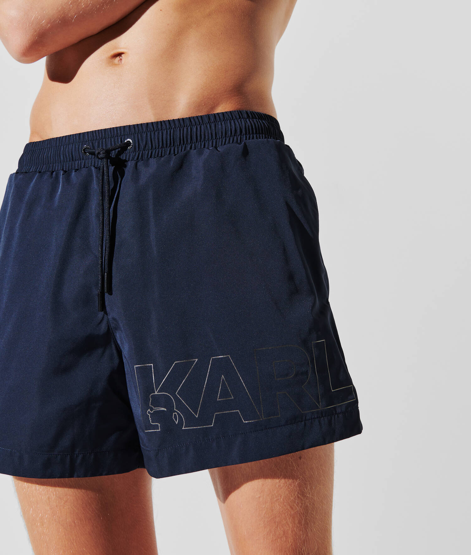 SHORT DE BAIN LONG À LOGO KARL MÉTALLISÉ