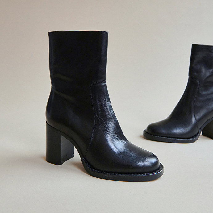 Bottines à talons et surpiqûres  en cuir noir