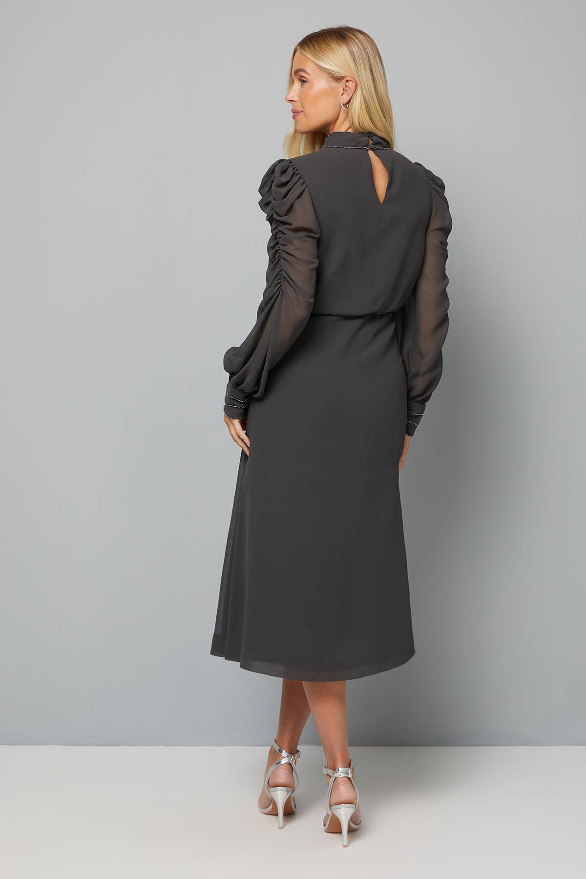 Wallis ROBE MIDI PETITE À MANCHES FRONCÉES ORNEMENTÉES