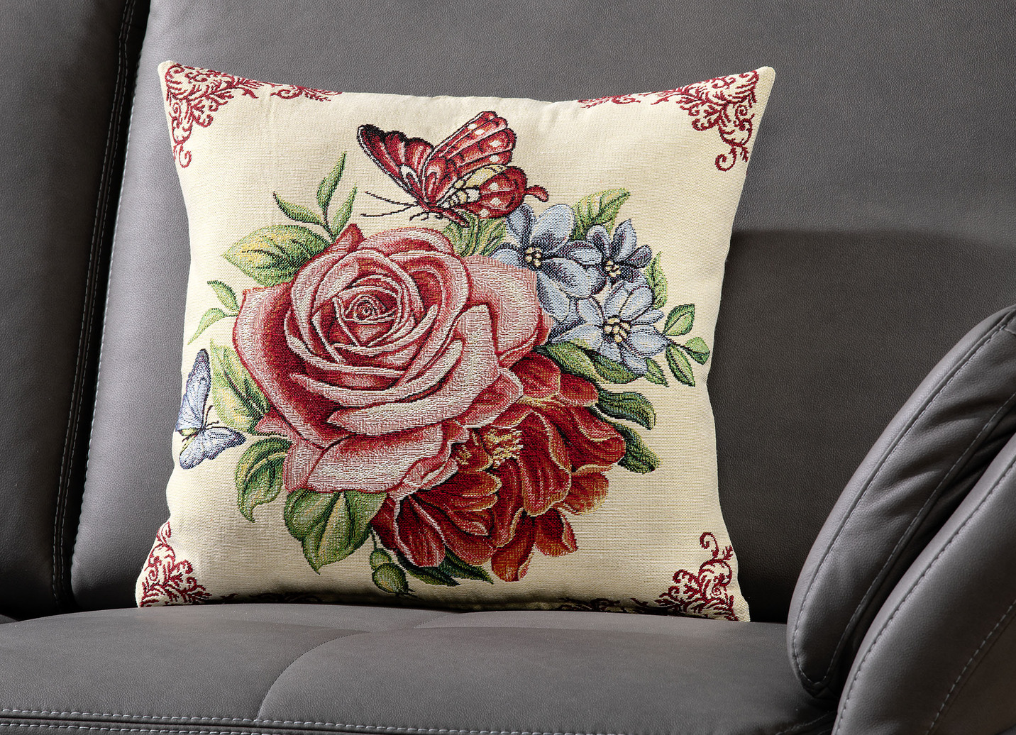 Kissenbezug mit Rosenmotiv und Schmetterling