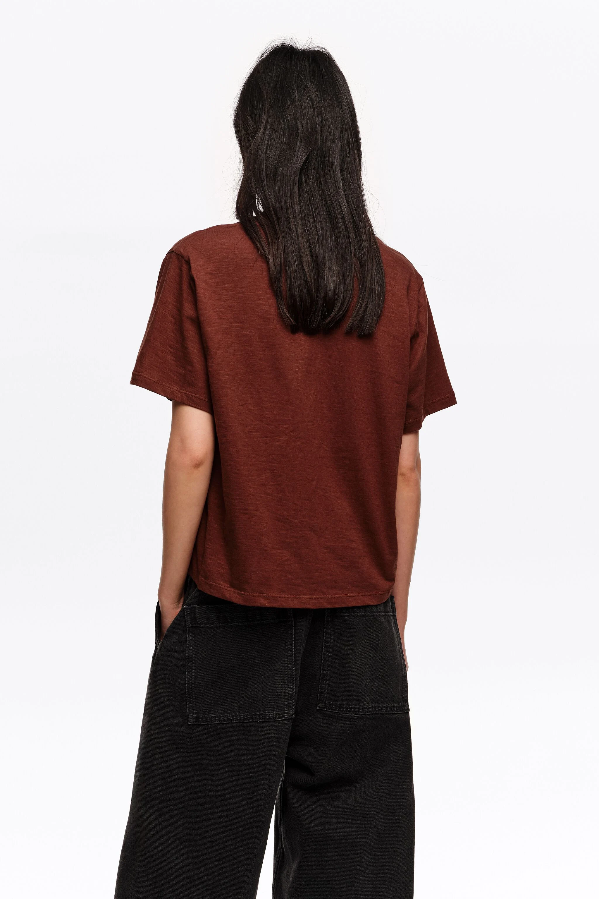 Camiseta marrom de algodão com decote em V