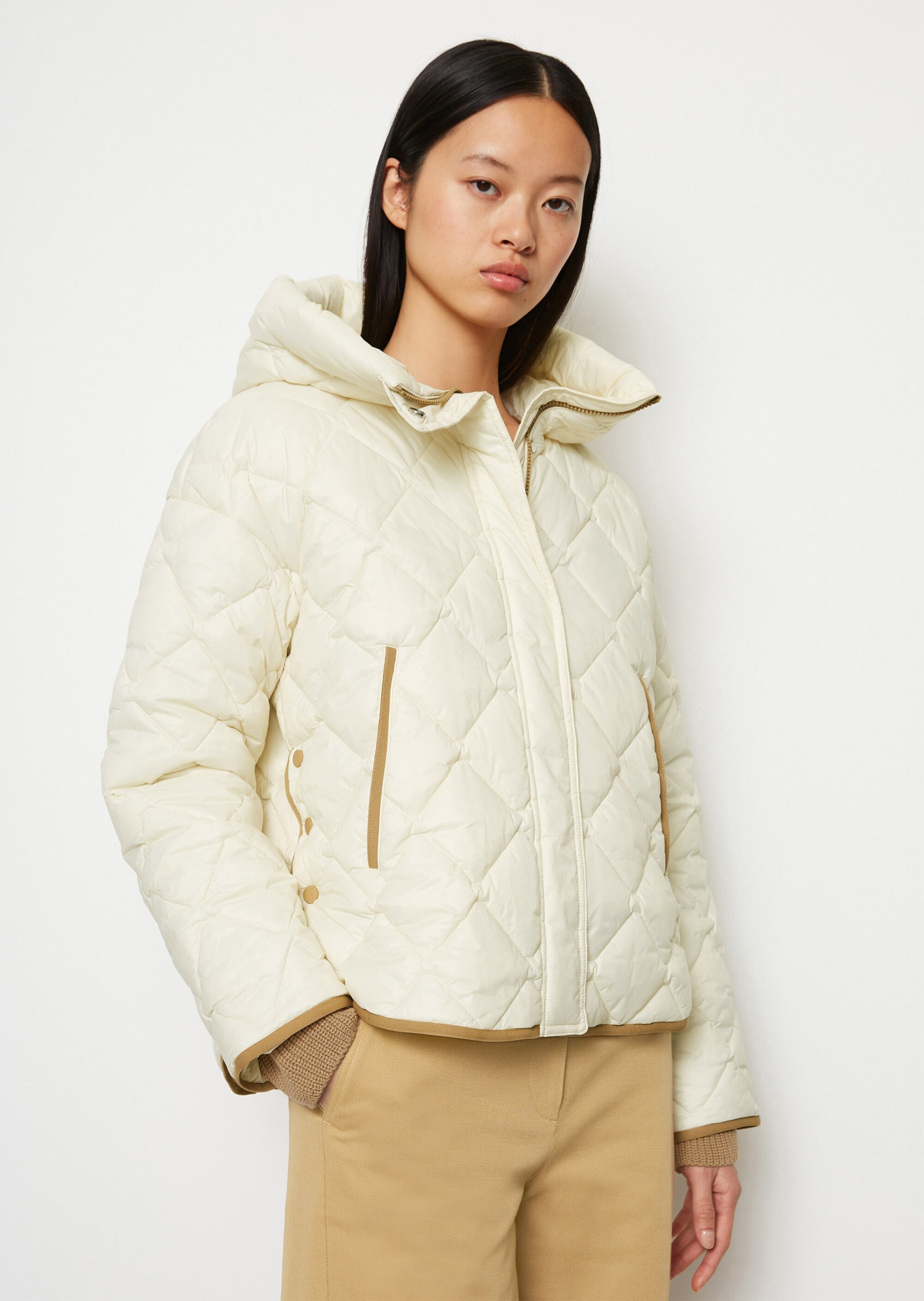 Leichte Kapuzen-Steppjacke regularaus recycelten Materialien