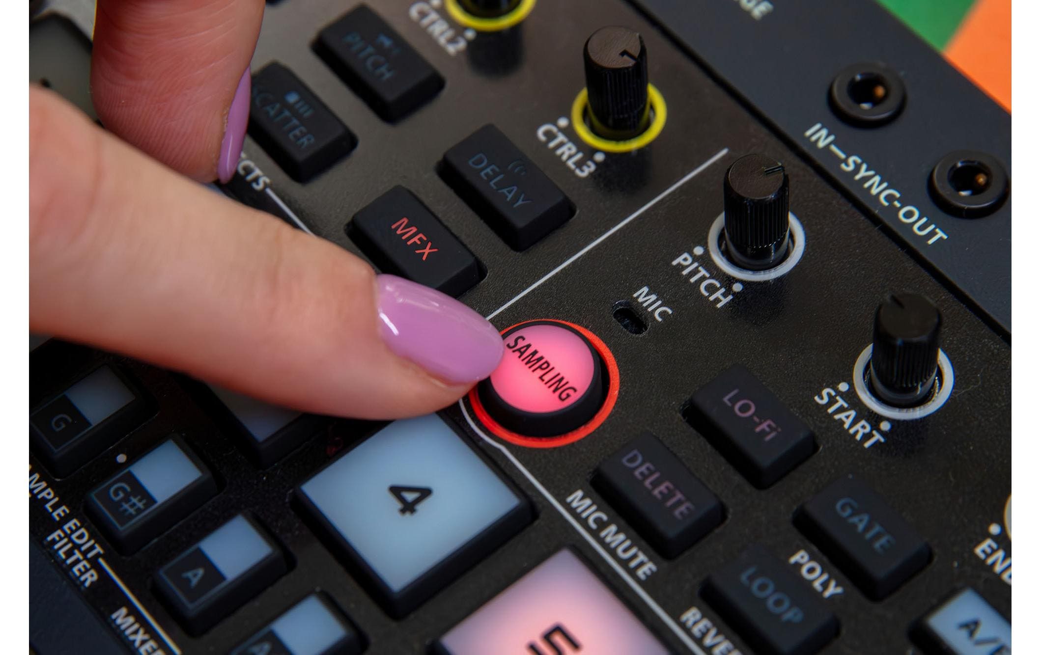 Synthesizer AIRA P-6 Creative Sampler<br>Kombiniert die berühmte Roland Sampling-Technologie mit fortschrittlichem Granular-Sounddesign und einem leistungsstarken Sequenzer in einem Gerät im Taschenformat