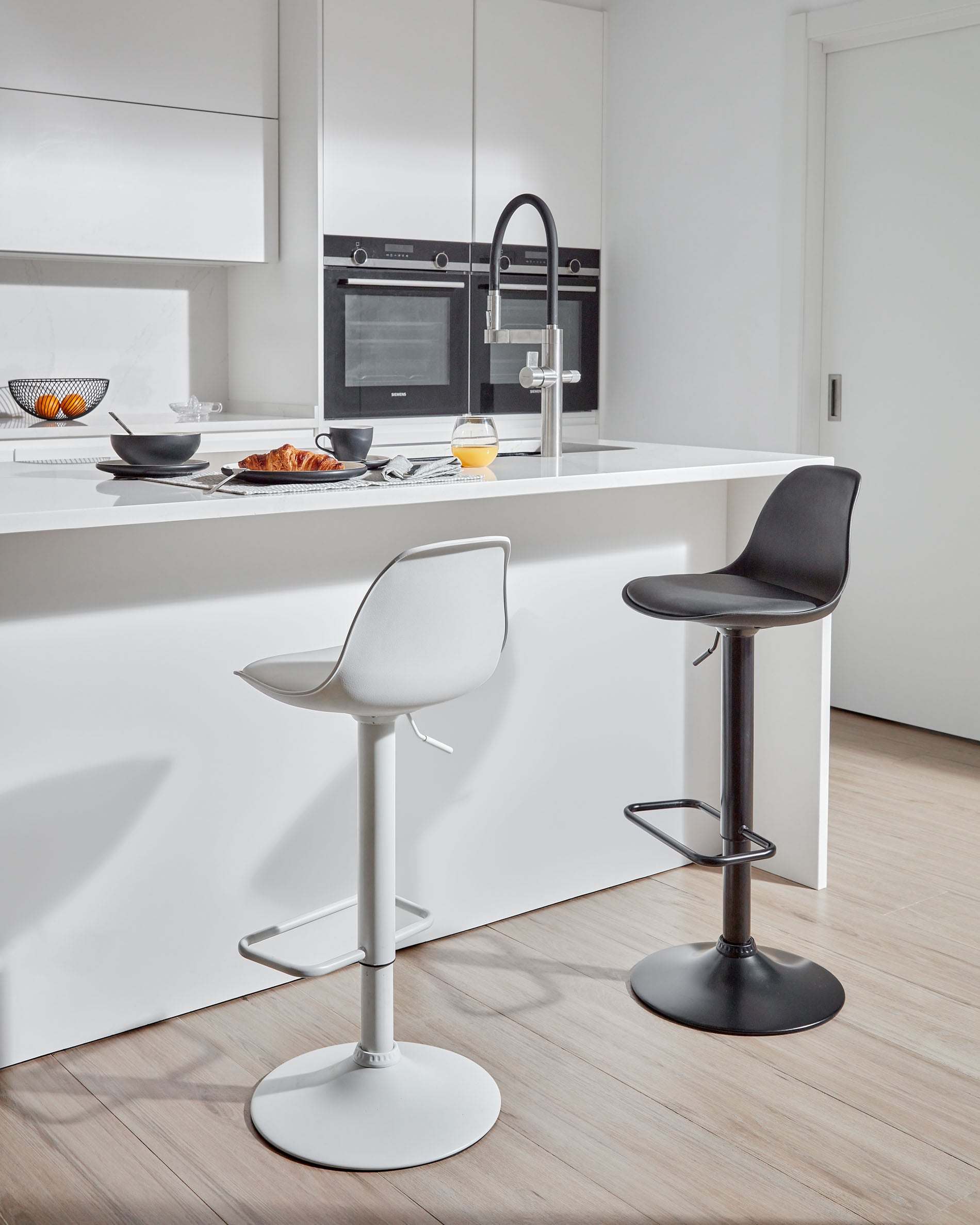 Kave Home - Orlando-T barkruk wit kunstleer en mat wit staal 60-82 cm