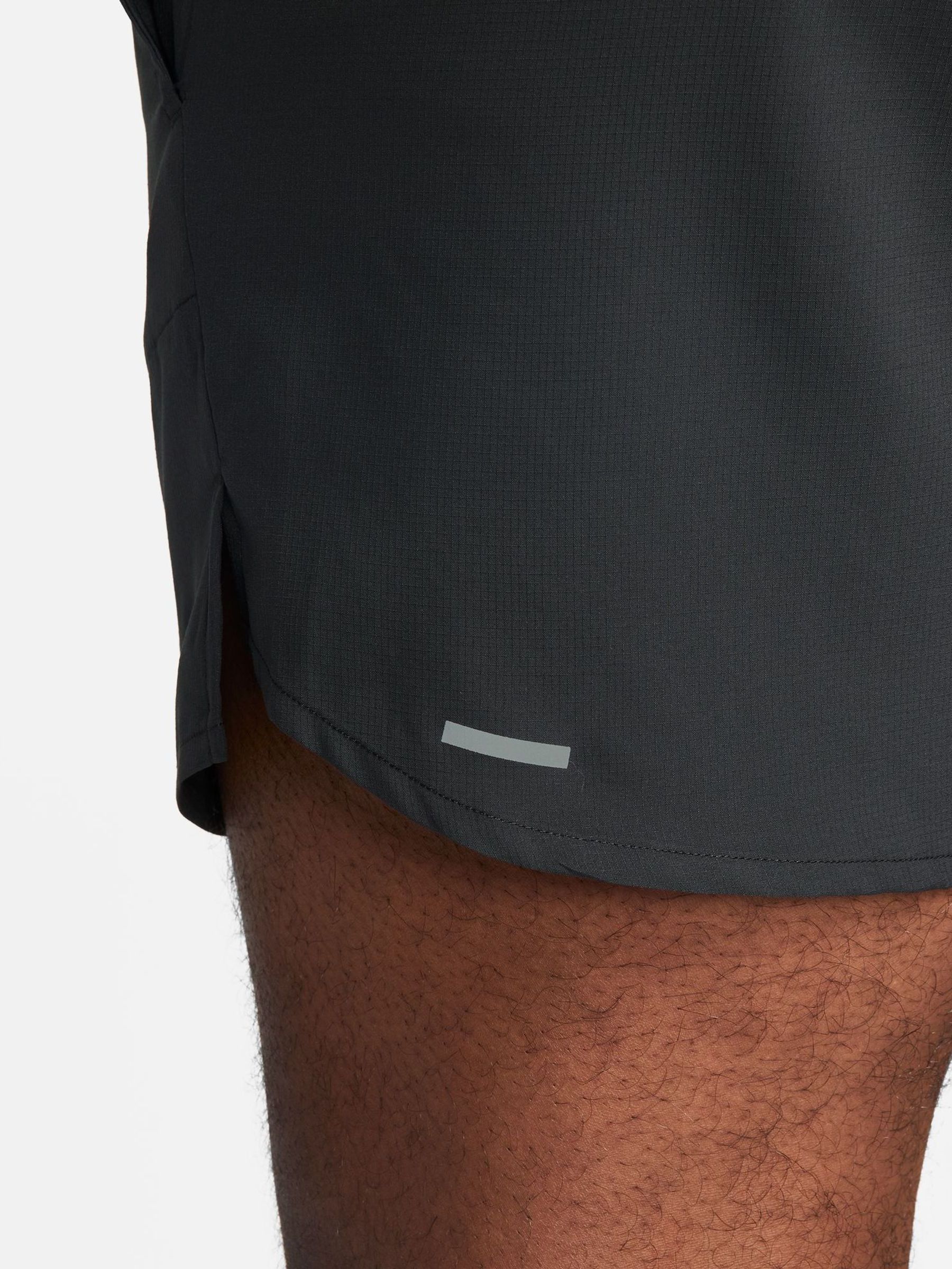Zwart/grijs - 5 inch - Nike Dri-FIT Stride hardloopshort