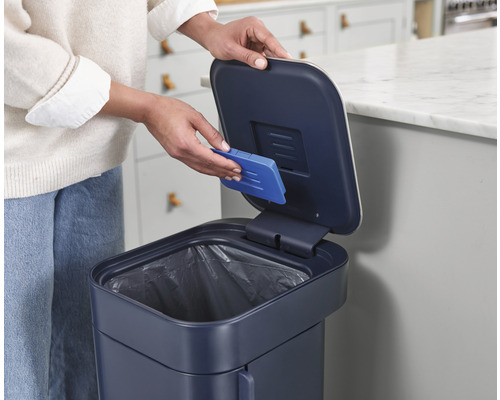 Joseph & Joseph afvalemmer met scharnierend deksel, pedaalemmer Porta 40 l blauw