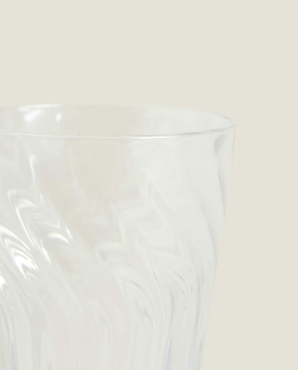 Copo de vidro com design de linhas