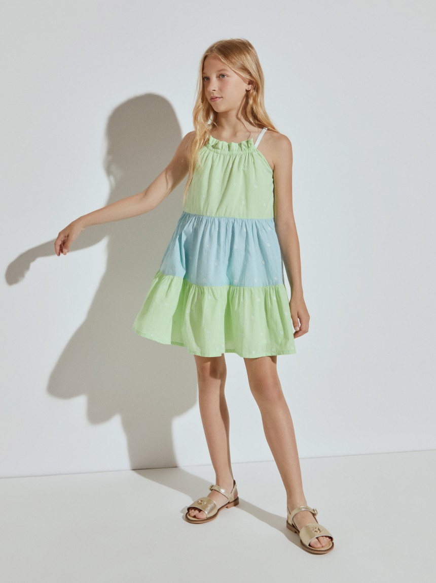 Vestido de alças com folhos e bordado
