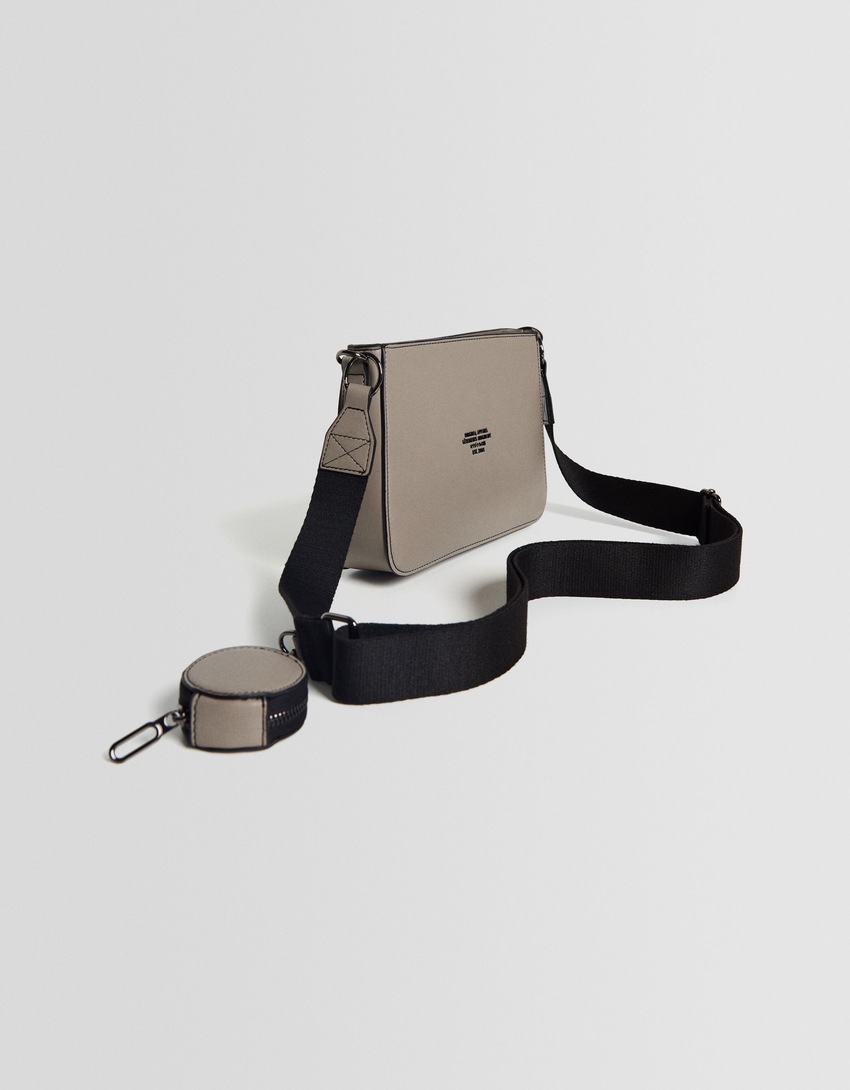 Bolsa transversal com detalhes