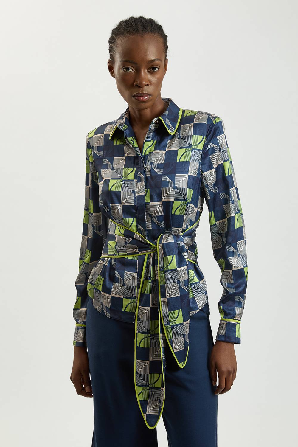 KarenMillen Chemise Tissée En Satin Martelé À Imprimé Géométrique Avec Ceinture À Nouer