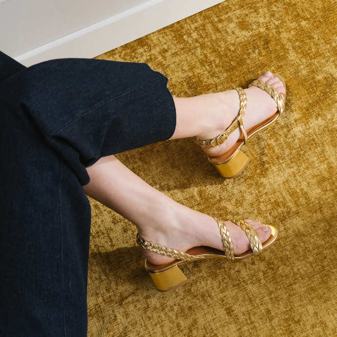 Sandales à talons et brides tressées  en cuir métallisé platine