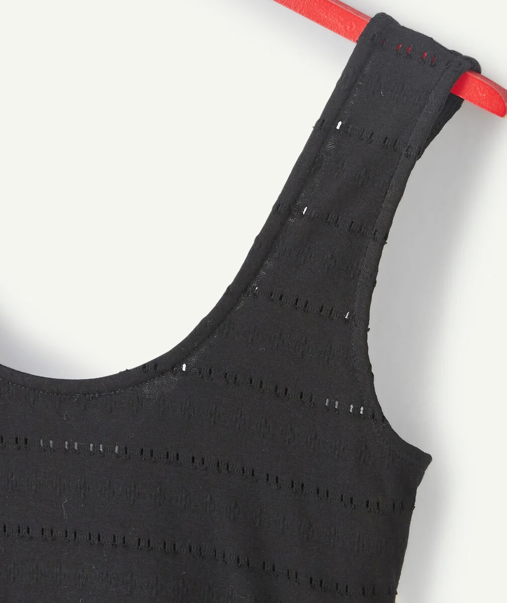 LA ROBE NOIRE À BRETELLES AVEC OUVERTURES SUR L'ARRIÈRE