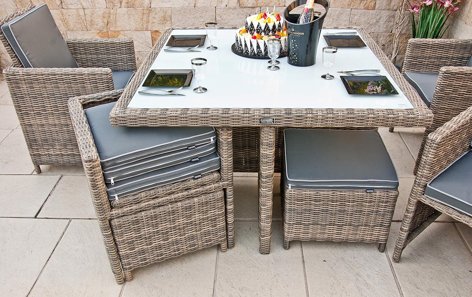 Ragnarök PolyRattan - DEUTSCHE Marke - EIGENE Produktion - 8 Jahre Garantie - Gartenmöbel Essgruppe Tisch 4 Stuhl Hocker 12 Polster Grau Rostfrei Aluminium Natur Dining Würfel Glas