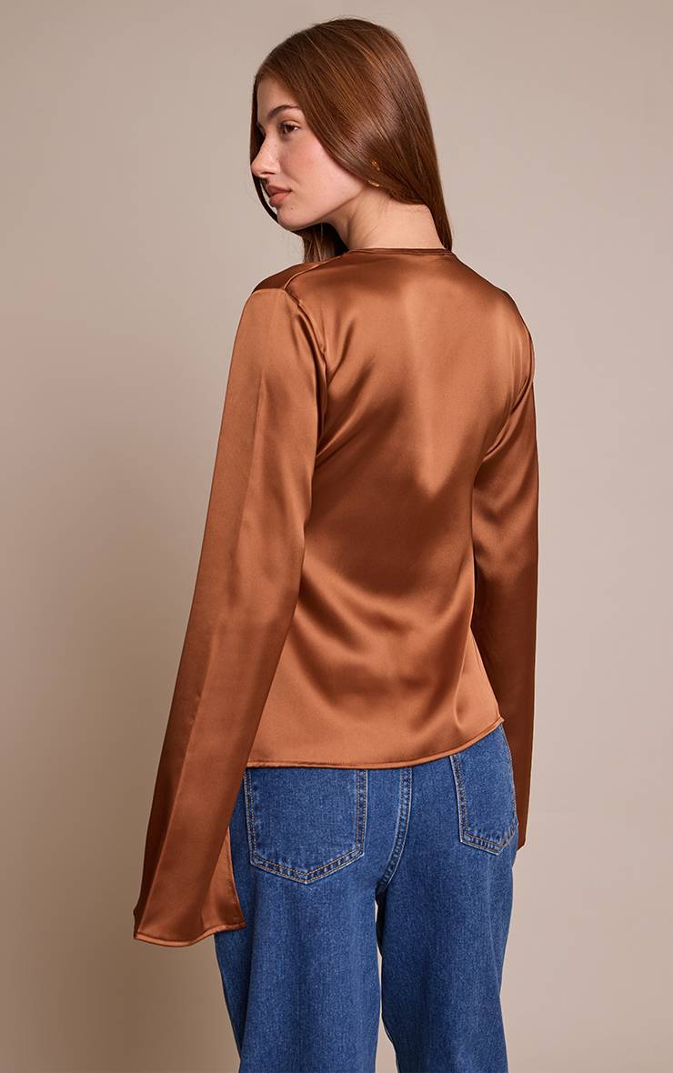 Marron Top À Manches Longues En Satin Avec Détail Nœud Sur Le Devant