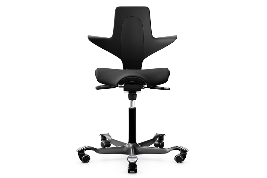 Capisco Puls 8020 Kontorstol Sort skall med pute i tekstil Nexus 013 sort med sort kryssfot i plast, standard høyde og hjul med myke trinser.\n