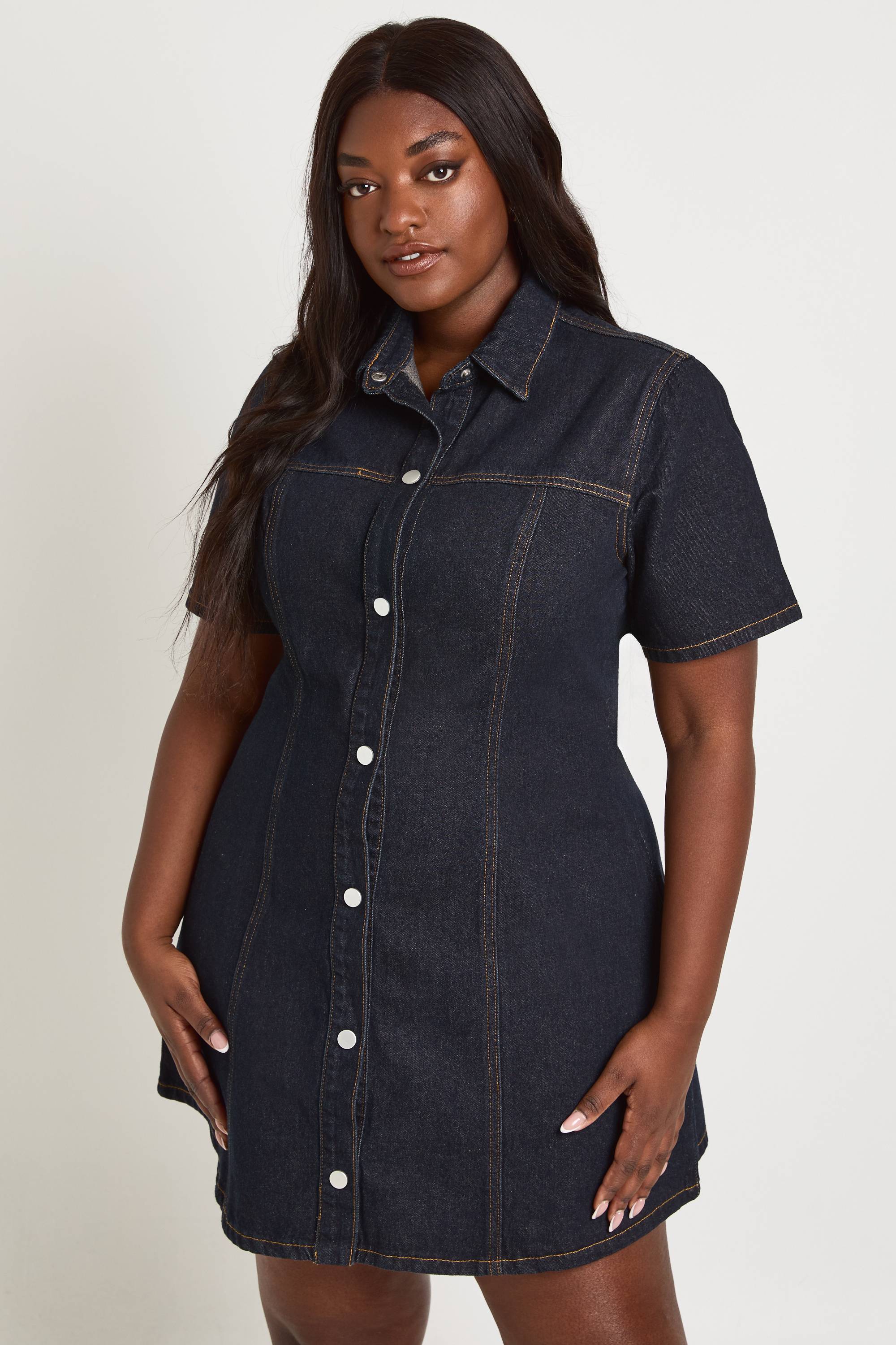 boohoo Robe En Jean Cintrée À La Taille Manches Courtes Grande Taille
