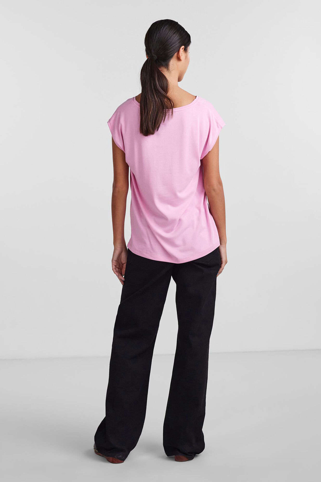 Camiseta básica em MODAL-TENCEL. Mangas curtas e decote em V.
