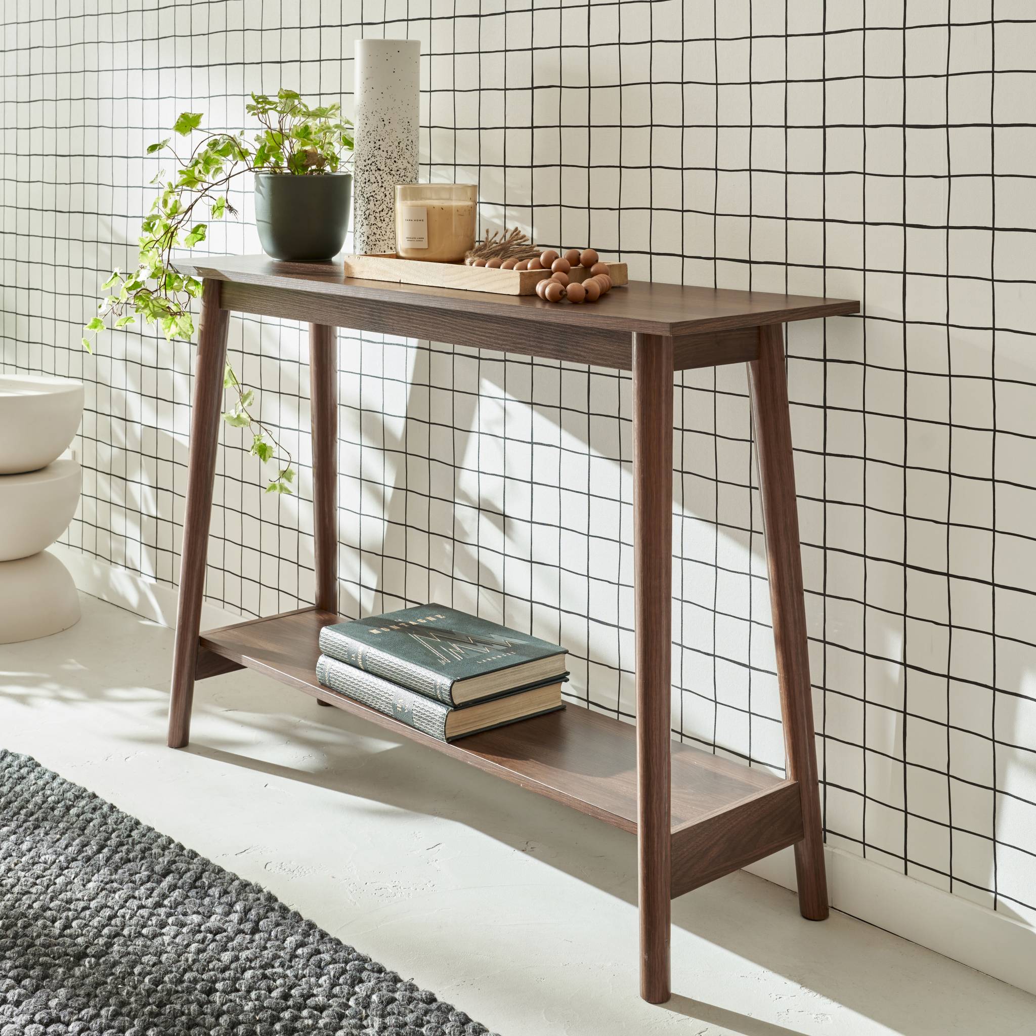 sweeek - Scandinavische sidetable met walnotenhoutdecor
