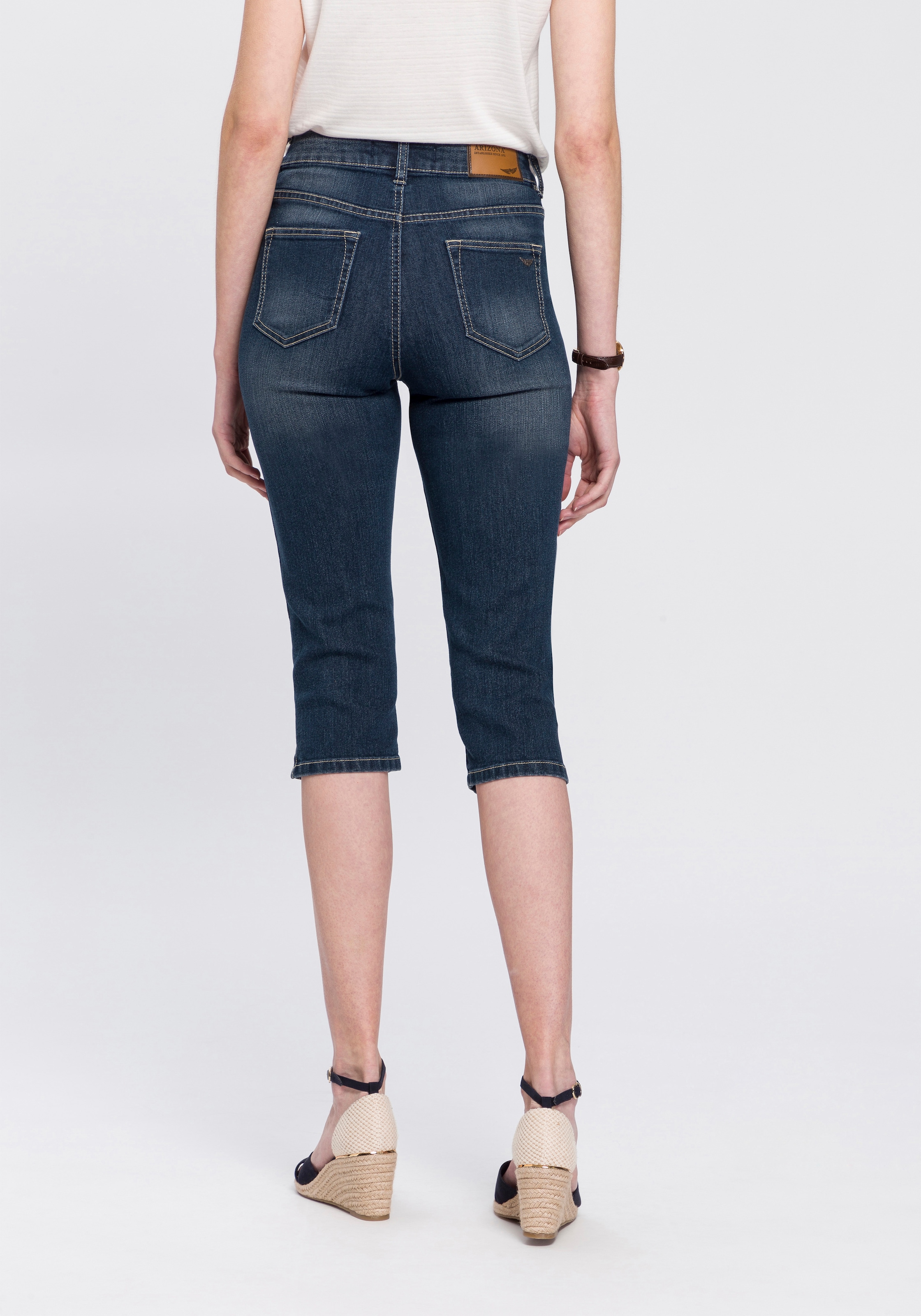 Arizona Caprijeans »mit Schlitz am Saum«, schmale Passform,  mit stylischen Nieten,  hohe Taille