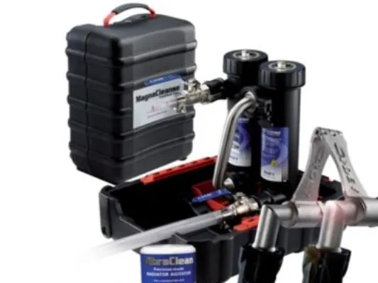 Komplet MagnaCleanse (RapidFlush-filter, VibraClean-skive, slangetilslutning til ventil, 2x lang slange, 6x slangeklemme, 4x låse, aftapningsventil)