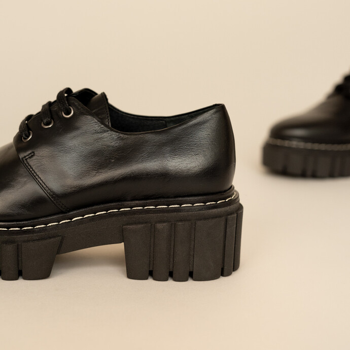 Derbies à semelles crantées et sûrpiqures  en cuir gras noir