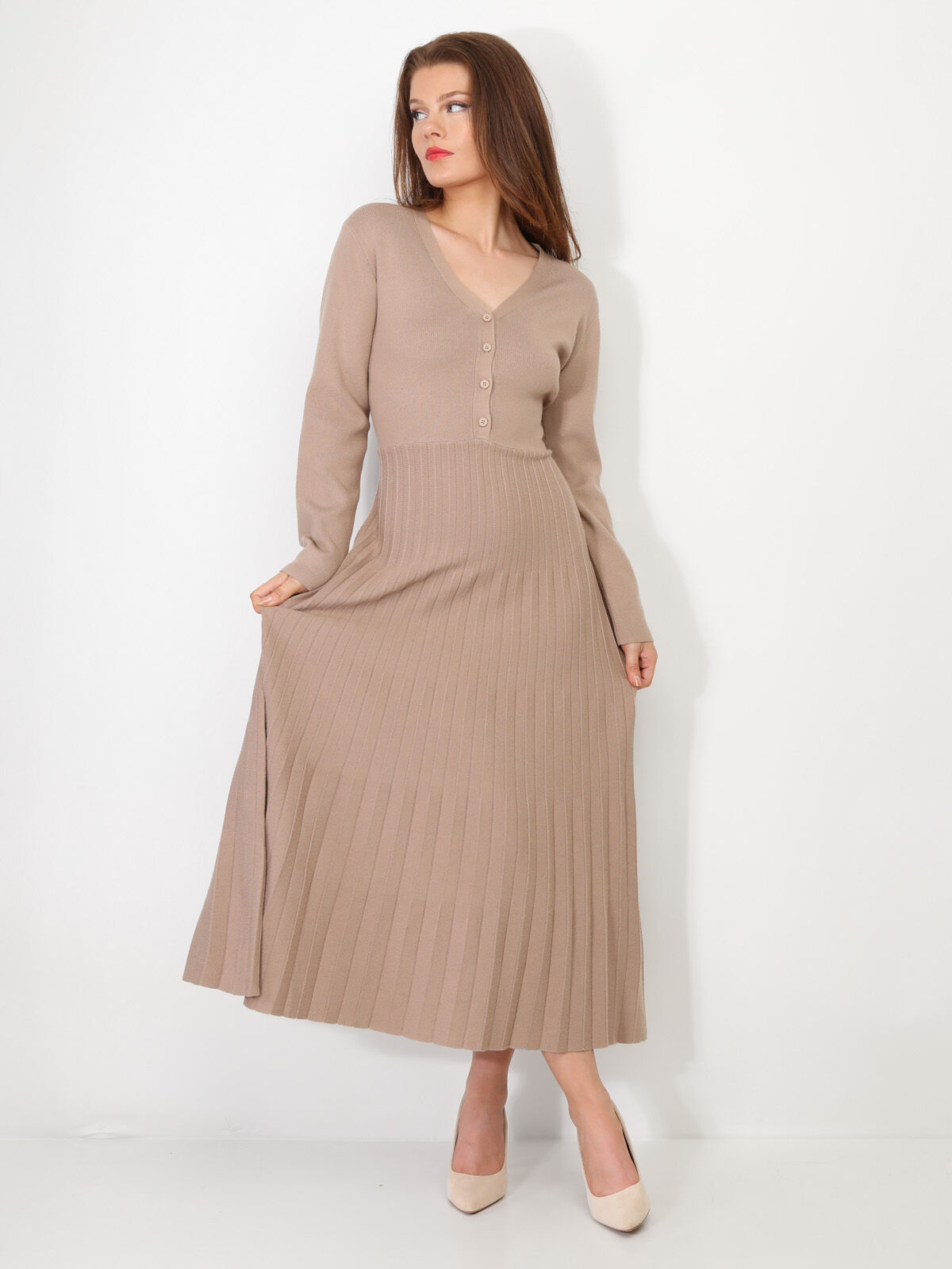 Robe longue plissée à boutons- Taupe