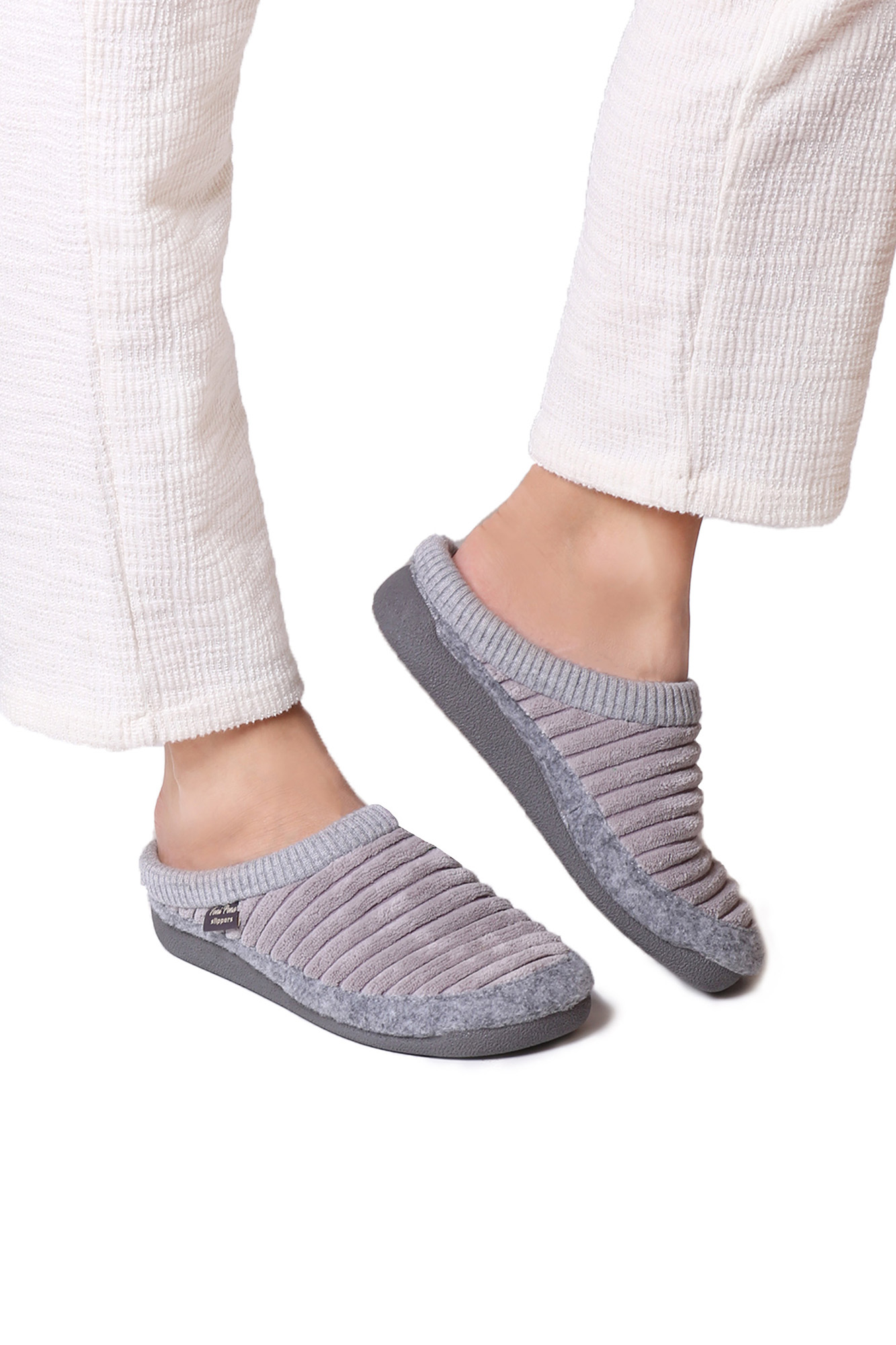 Pantufa feminina em feltro e pele sintética na cor cinza.