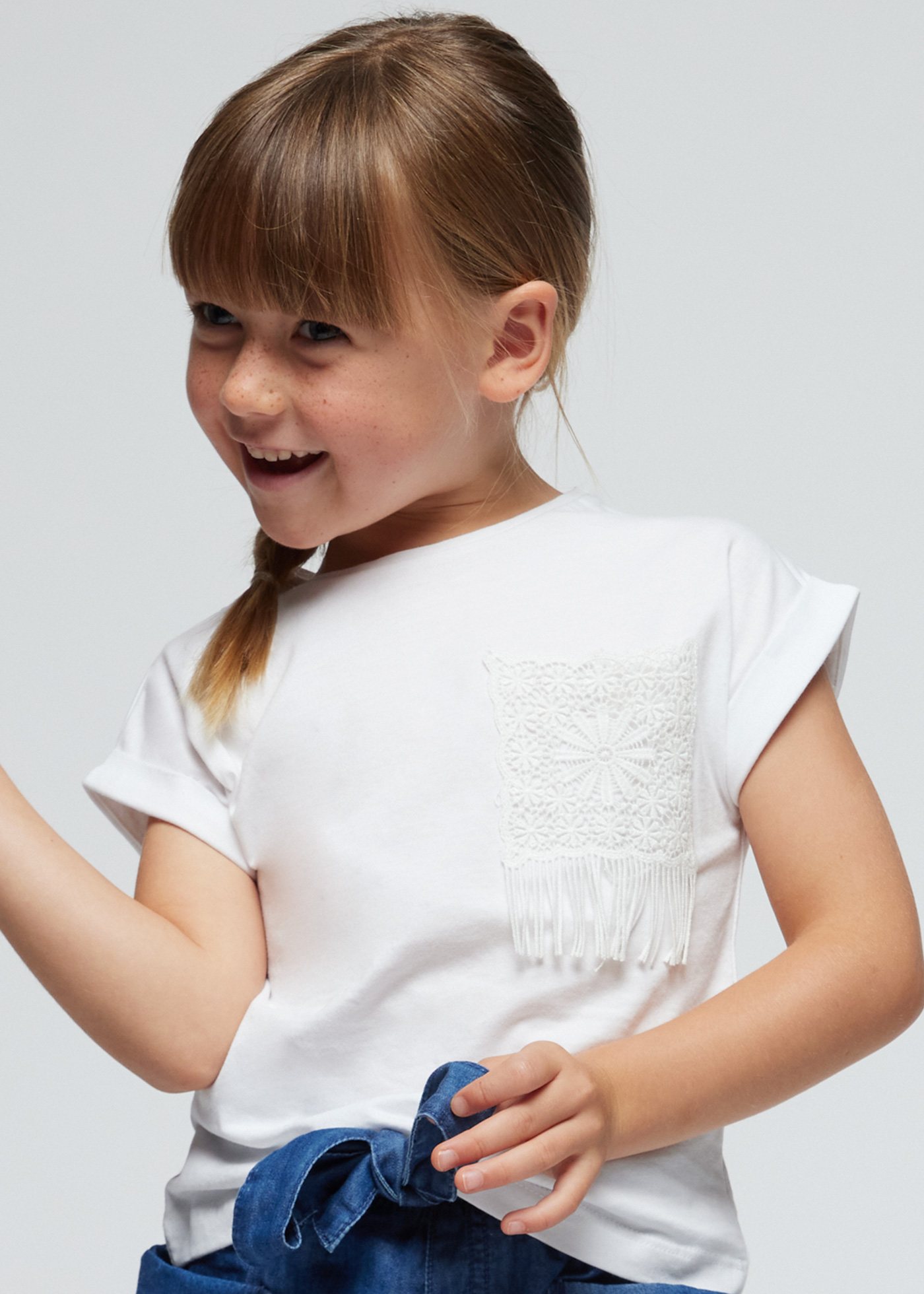 Camiseta branca de crochê com bolso para meninas