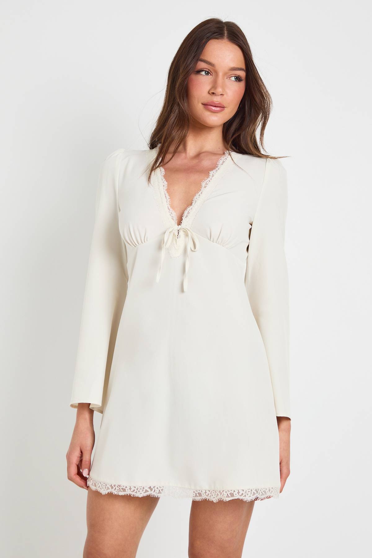 boohoo Robe Courte Taille Haute À Manches Évasées Et Finitions En Dentelle